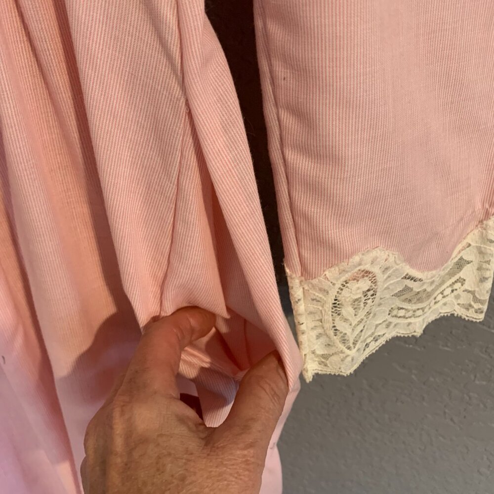 Vintage-Inspired Women's Pink Lace-Trim Robe - Picture 7 of 11